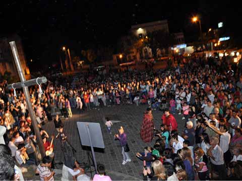 Gran cantidad de fieles se hicieron presentes en el Vía Crucis